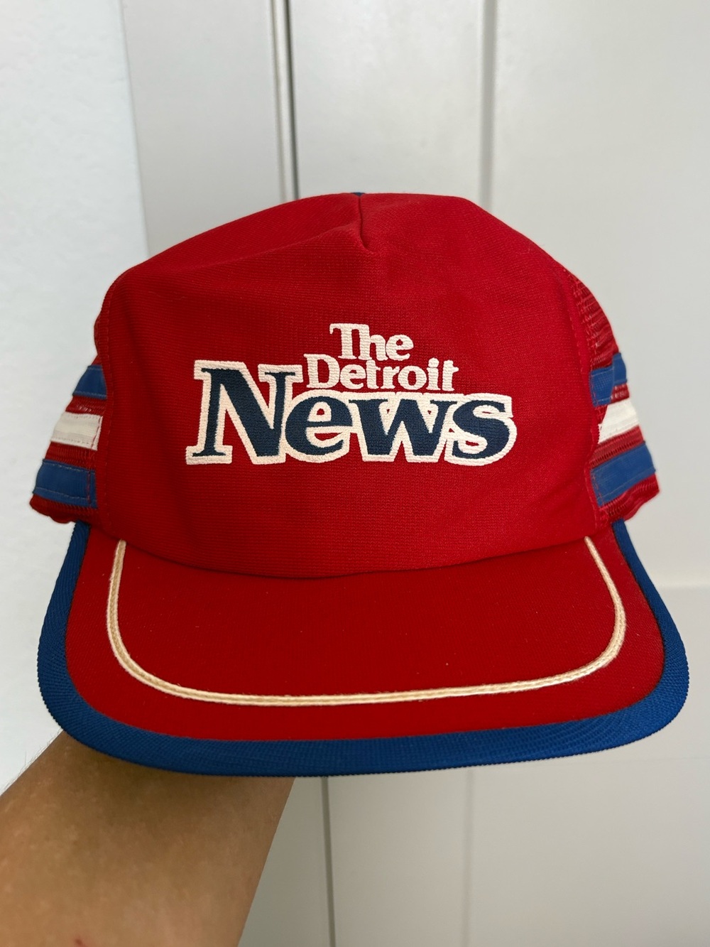 VINTAGE 80S THE DETROIT NEWS RED BLUE WHITE 3 STRIPE TRUCKER HAT MADE IN USA